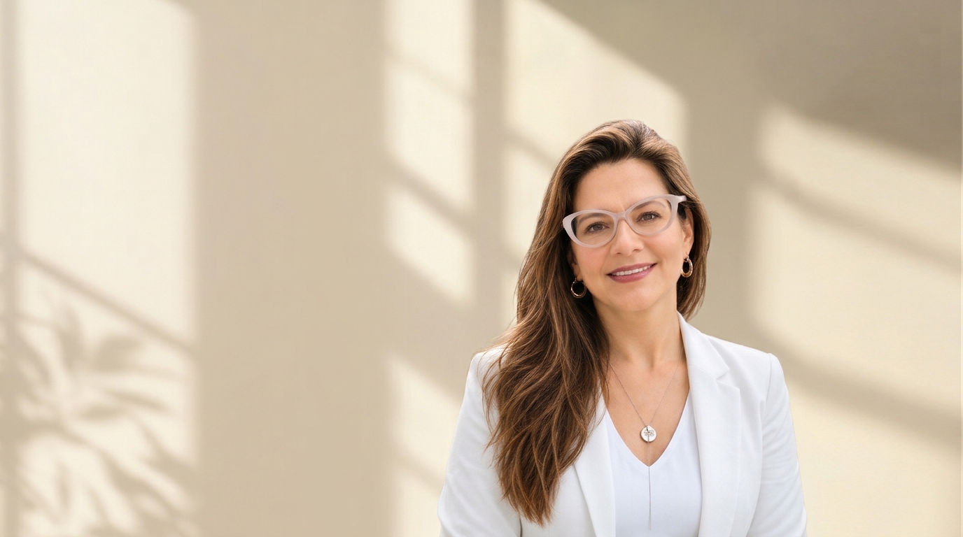 Andrea Blumenkron, sonriendo, con saco blanco